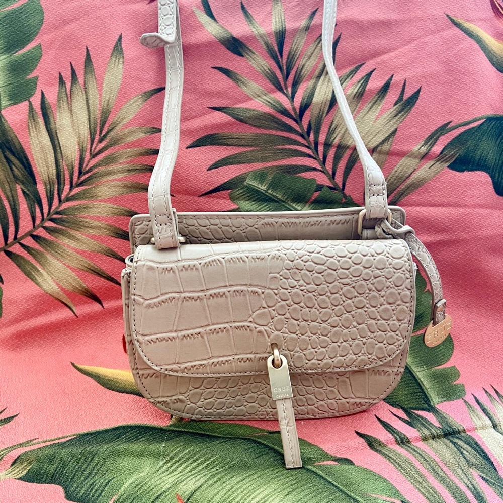 New Cruz Carpisa Tan Crossbody